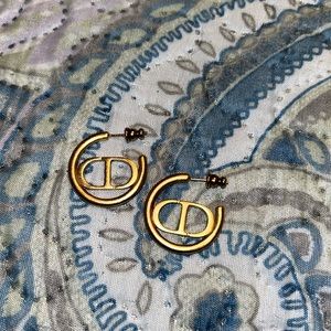 Gold Dior earrings!